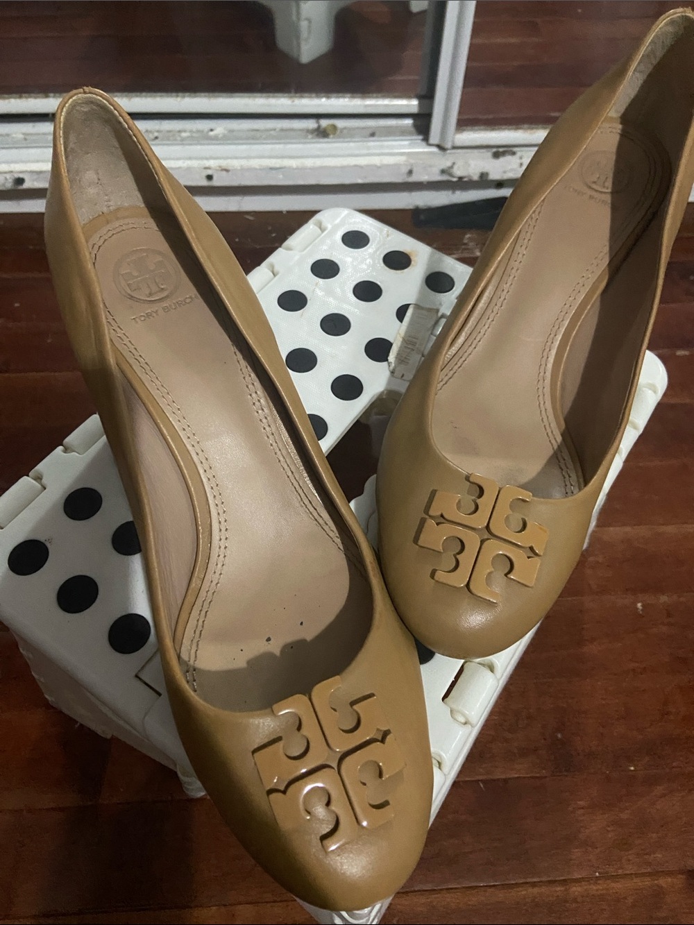 Tory Burch Tan Leather Logo Round-Toe Wedge Heels. Size 11